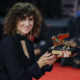 La regista May el-Toukhy con il Leone d'Oro per "Woman Unknown" alla Mostra del cinema di Venezia 2026