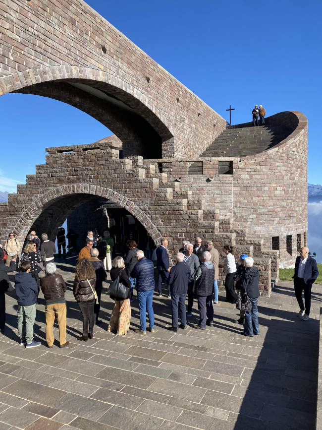 Folto pubblico di invitati per la S.Messa celebrata da don Claudio Premoli per i trent'anni della Chiesa di S. Maria degli Angeli sul monte Tamaro