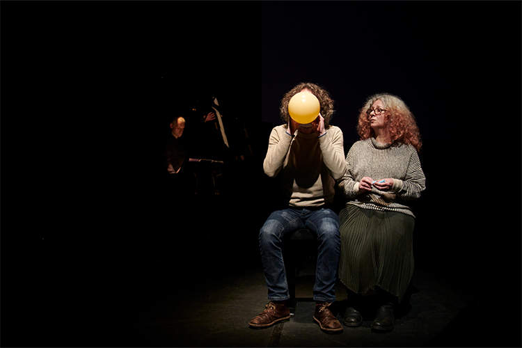 Una scena da Four walls and a Roof con Rabih Mroué e Lina Majdalanie (Foto: Christophe Berlet)