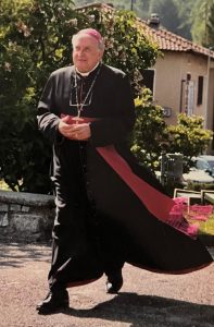 Mons. Pier Giacomo Grampa che cammina