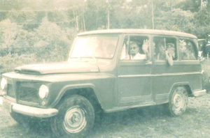P. Tommaso alla guida della sua storica Ford Rural nel 1963 a Manaus, nella foresta amazzonica.