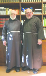 P. Tommaso con P. Mario Collarini, direttore del Calendario di Frate Indovino e delle edizioni EFI che gli pubblicò il libro "Il cantico dell'anima"