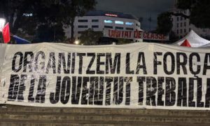 Accampamenti e striscioni in Plaça de Catalunya a Barcellona