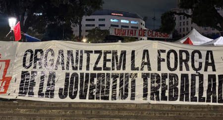 Accampamenti e striscioni in Plaça de Catalunya a Barcellona