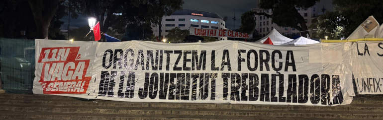 Accampamenti e striscioni in Plaça de Catalunya a Barcellona