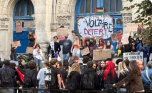 Studenti francesi in protesta davanti alla loro scuola